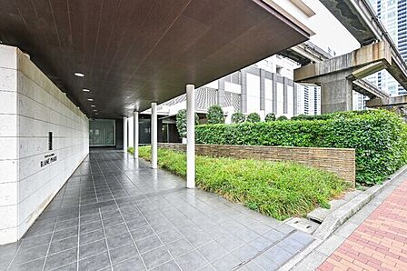 大規模な再開発が進む品川エリア。都内各所へアクセスがしやすく、快適な暮らしが叶うロケーションです。【エントランス】