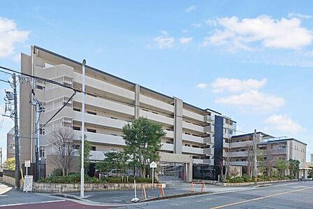 地下鉄東山線「池下」駅まで徒歩6分。徒歩圏内にスーパーや小学校が揃い、子育て世帯も嬉しい住環境です。【現地外観】