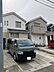 外観：2WAY設計の和室や、豊富な収納が備わる住まいです。キッチンは対面仕様、トイレは各階にございます。【現地外観】