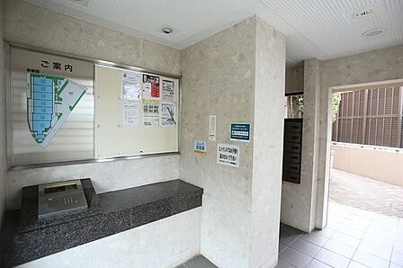 三菱地所コミュニティによる日勤管理が行われています。モニタ付きインターホンが採用されています。【エントランス】