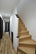 1階の廊下の様子です。階段の手前に手摺が設けられており、階段の昇り降りをサポートしてくれます。【廊下】