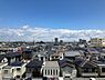 周辺：地上7階建の6階部分の住戸。北側洋室からの眺望です。天気の良い日は気持ちの良い青空が楽しめそうです。【北側洋室からの眺望】