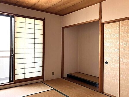 床の間付きの和室。約8帖のゆとりある広さがあり、布団などかさばる物も収納できる押入もございます。【和室約8帖】