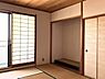 室内：床の間付きの和室。約8帖のゆとりある広さがあり、布団などかさばる物も収納できる押入もございます。【和室約8帖】