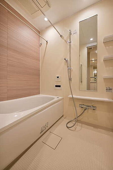 1317サイズの浴室です。ミストサウナ・浴室暖房乾燥機・オートバス・追い焚き機能付きで快適。【浴室】