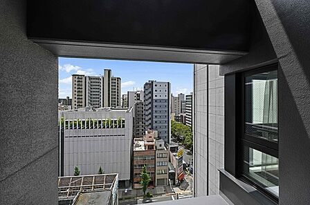 高層マンションが建ち並ぶ都会的な街並み。一部視界が抜け、晴れた日には気持ちのよい青空を感じられます。【住戸からの眺望写真】