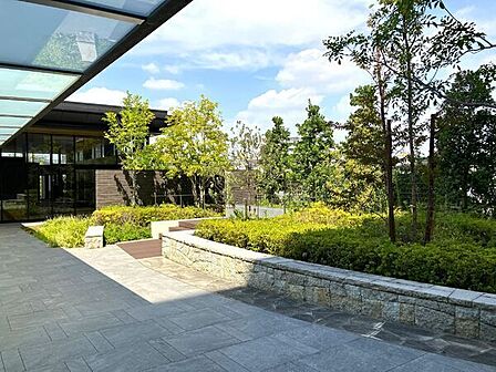 穏やかな陽光が入る中庭。丁寧に管理された植栽が、日々の暮らしに癒しをもたらしてくれそうです。【中庭】