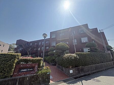 総戸数15戸、地上3階建マンションの1階部分に位置します。阪急今津線「甲東園」駅徒歩9分の立地です。【外観】