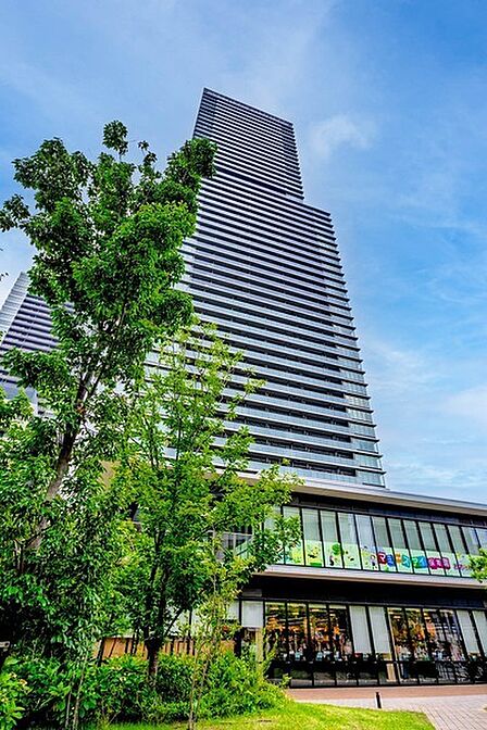 地上51階建のタワーマンション。JR大阪環状線「大阪」駅徒歩14分。うめきたエリアが徒歩圏内です。【現地外観写真】