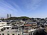 周辺：視界を遮る高い建物はなく、住戸から緑が望めます。季節とともに移り変わる自然を楽しむことができます。【住戸からの眺望写真】