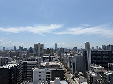 市街地が望める都会的な街並み。視界を遮る背の高い建物が隣接していないため、遠くまで景色を楽しめます。【住戸からの眺望写真】