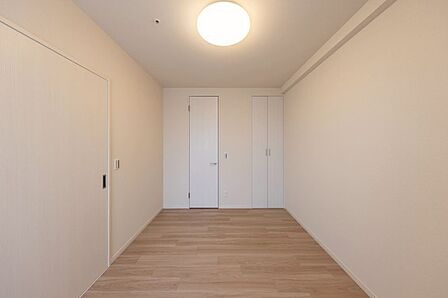 ※販売対象に家具・調度品は含まれません。LDKと引き戸で繋がる約6.6帖の洋室。収納力のあるウォークインクローゼット付き。