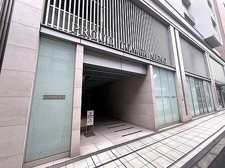 大切なペットと一緒に暮らせるマンションです(細則有)。共用部が充実しており、快適な暮らしが叶います。【エントランス】