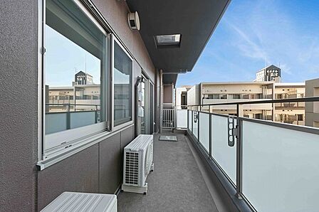 地上30階建の8階部分に所在。2部屋に面したゆとりのある北向きバルコニー。物干し金物付きです。【バルコニー】