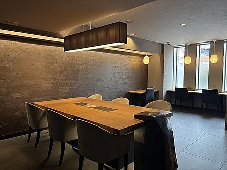 ホテルライクなロビー。留守にしがちな日中帯は管理員により有人管理されています。オートロック付き。【ロビー】