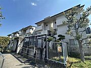 地上3階建2階部分に位置する、陽当り・通風良好な南向き住戸です。食品庫や押入など、収納豊富です。【現地外観写真】