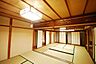 室内：床の間が備わった和室。木目を活かした天井や欄間など、日本家屋ならではの風情を感じられる造りです。【和室約6帖・約8帖】