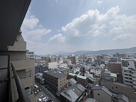 14階建ての13階部分につき見晴らしの良い眺望が広がります。昼と夜で異なる景色を楽しめそうです。【住戸からの眺望写真】
