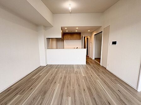洋室2部屋がLDKに隣接し、ご家族とコミュニケーションが図りやすい間取り。キッチンは対面式です。【約14.5帖LDK】