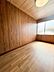 室内：2階には洋室が2部屋設あり、どちらも窓が備えられています。自然光が差し込む、明るい印象の居室です。【洋室】