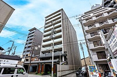 外観:地下鉄東西線「二条城前」駅まで徒歩6分など、複数路線利用可。地上11階建・総戸数48戸のマンション。【現地外観】 外観:地下鉄東西線「二条城前」駅まで徒歩6分など、複数路線利用可。地上11階建・総戸数48戸のマンション。【現地外観】
