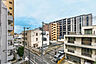 周辺：天気の良い日は気持ちの良い青空が楽しめそうです。ぜひ現地で実際の陽当り状況や眺望をお確かめください。【住戸からの眺望】