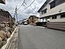 その他：前面道路は平坦で見通しの良い道路。徒歩での通行がしやすく、お車の出し入れもスムーズに行えます。【前面道路含む現地写真】