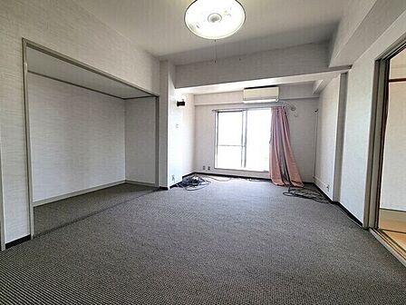 ※販売対象に家具・調度品は含まれません。東側の掃き出し窓から暖かな陽光が入ります。LDK内にも収納が備わっています。