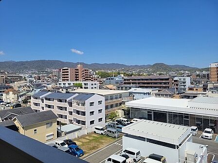 6階共用廊下からの眺望です。晴れた日には青空が広がり、六甲山系の山並みを眺めることができます。【その他共用部】