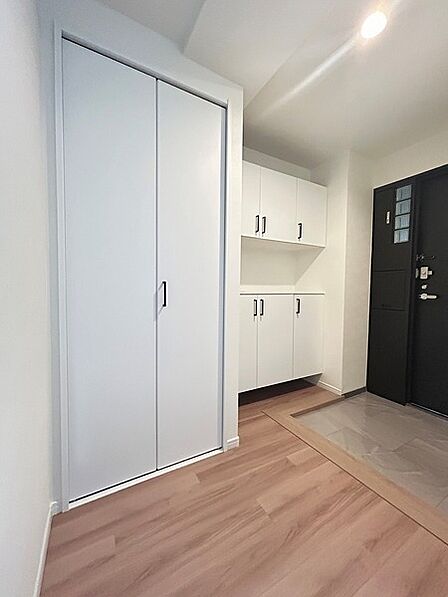 玄関ホールには下足入の他に物入が備わっています。外出時に必要な物などがすっきりと整理できます。【玄関】