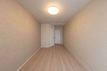洋室の中で一番広く、主寝室におすすめです。ウォークインクローゼットがあり、住空間を広く使用できます。【洋室/約8.3帖】