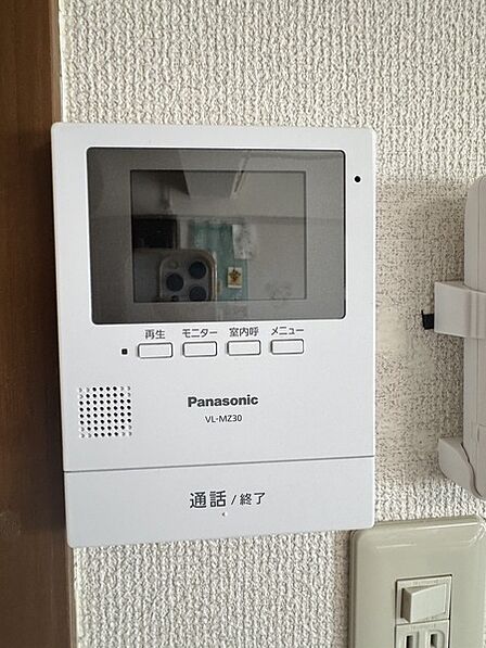 モニタ付きインターホン有り。来訪者を画像と音声で確認してから応対でき、不要な接触が避けられます。【モニタ付きインターホン】
