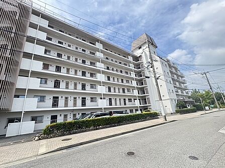 北・西が接道する角地に立地。開放感があり、敷地全体の通風・採光性も良好です。エレベーター有り。【外観】