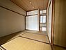 室内：戸を開放することで、LDKと一体利用可能です。客間はもちろん、ゆったりと足を伸ばして寛げます。【和室】
