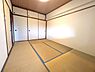 室内：LDKに隣接した押入付きの和室です。戸を開放すれば一体利用も可能。寝室や客間としてもおすすめです。【和室/約6帖】