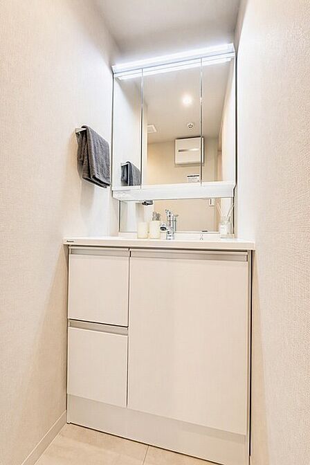 ※販売対象に家具・調度品は含まれません。3面鏡とミドルミラー付きの洗面化粧台です。鏡裏やボウル下に収納が備わっています。