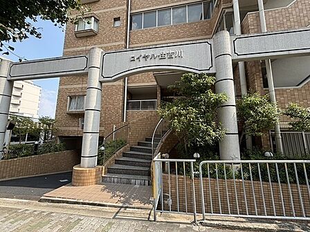 お住まいの方やゲストを迎えるエントランス。エントランス前には歩道が整備されており安全に通行できます。【エントランス】