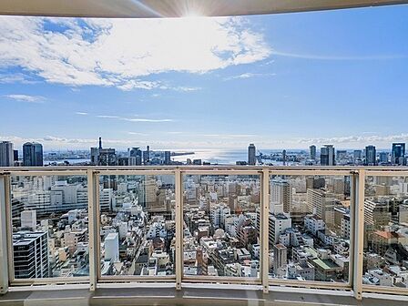 ゆとりある広さと豊かな眺望に恵まれた、開放的な住まい。陽当り・通風・眺望良好で快適な暮らしが実現。【住戸からの眺望】