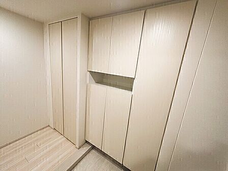 玄関に下足入、廊下に物入が備わっています。散らかりがちな玄関回りを綺麗な状態に保つことができます。【玄関】