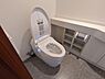トイレ：トイレは操作がしやすい壁リモコンタイプの温水洗浄便座付。手洗いカウンターが備わっています。【トイレ】