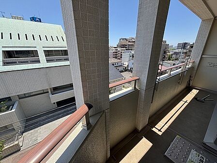 南・東向きにバルコニーは3ヶ所設けられています。居室に自然光と爽やかな風が届く、心地よい住空間です。【バルコニー】