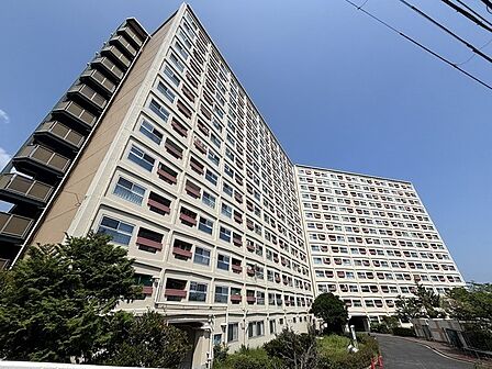 神戸電鉄有馬線「長田」駅まで徒歩6分。徒歩圏内に買い物施設が点在する、暮らしやすい住環境です。【現地外観写真】