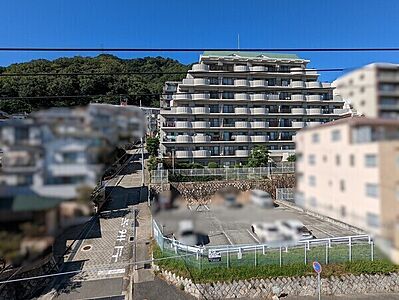 外観：神戸山手の高台に位置しています。喧騒から離れ、開放的な景色とともに穏やかな日々の暮らしが望めます。【現地外観】