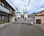 その他：閑静な住宅地に位置し、穏やかで落ち着いた暮らしが叶います。周辺は平坦な地勢のため移動もスムーズです。【前面道路含む現地写真】