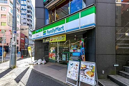 ファミリーマート 神田駅北店 170m