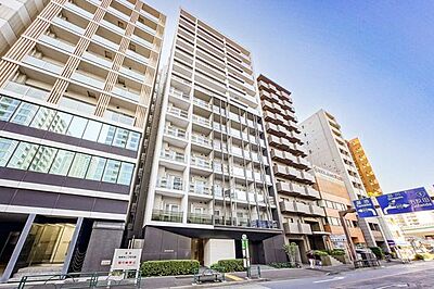 外観：2018年築 (株)モリモト旧分譲の築浅レジデンス(写真中央)