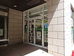 ファミリーマート　ヴィータイタリア店 220m