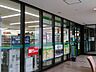 その他：マンション内1階　ファミリーマート