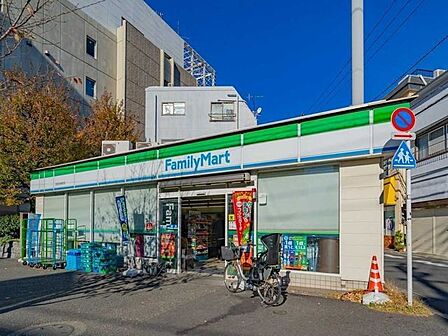  ファミリーマート 世田谷新町店 60m