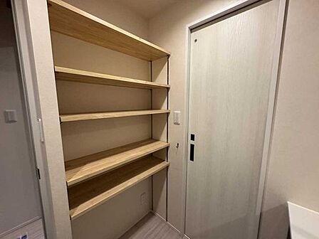タオル収納等に便利な棚付き